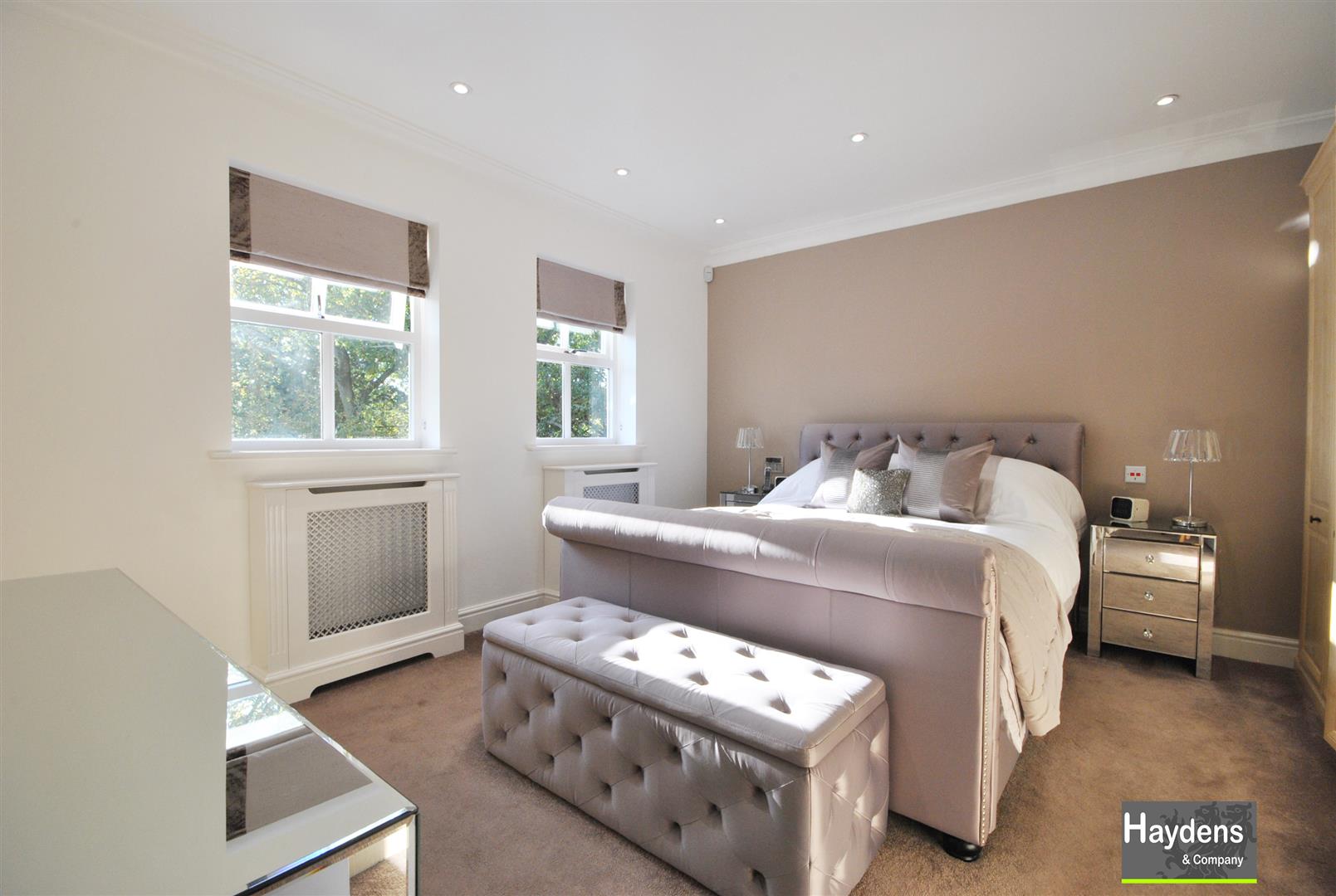 6 Bedrooms, House - Detached